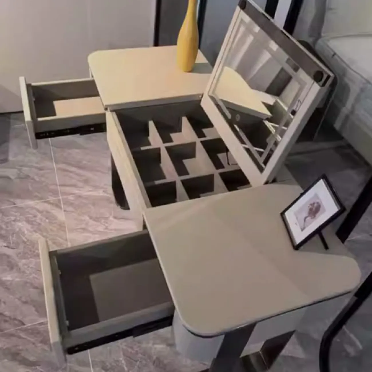 Туалетный столик из исскуственной кожи с зеркалом Aesthetics 40336-32