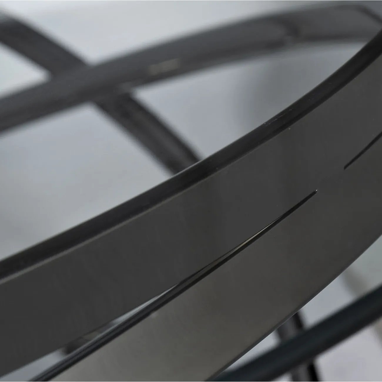 Стол журнальный круглый прозрачное стекло/темный хром GY-CT8402BL от LaLume