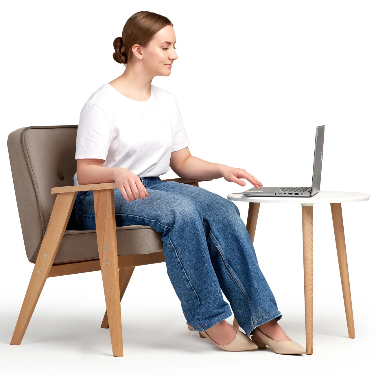 Уютное и стильное кресло Несс в светло-коричневом цвете - идеальное дополнение для вашего интерьера Уютное и стильное кресло Несс в светло-коричневом цвете - идеальное дополнение для вашего интерьера