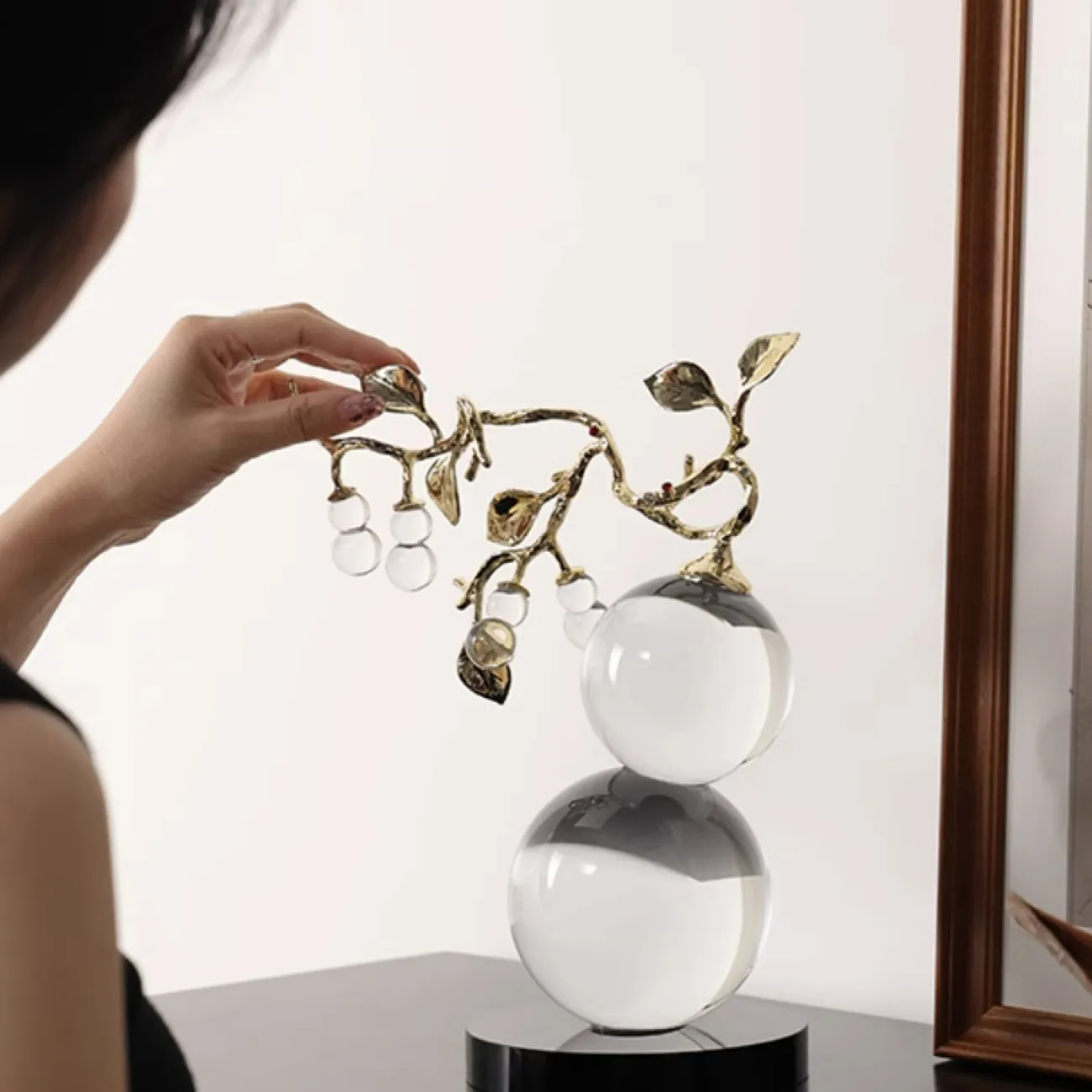 Хрустальное настольное украшение "Мать и Дитя" с металлическими листьями, круглым основанием Qiekoo от LaLume AP38146-32