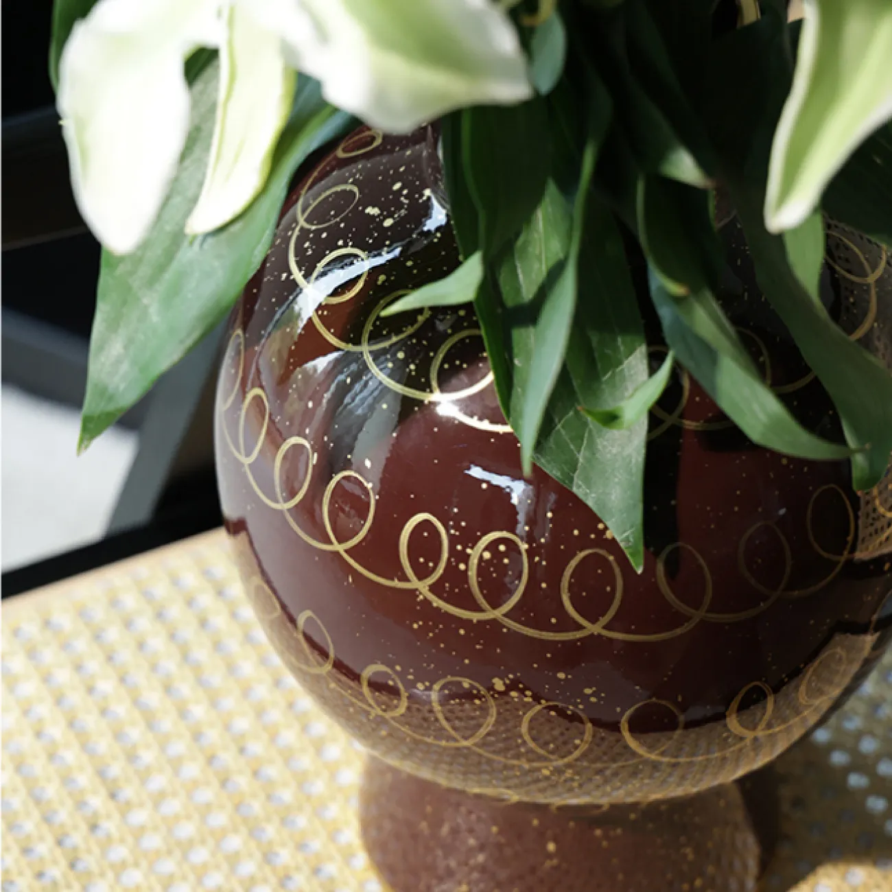 Стильная керамическая настольная ваза с золотой росписью "Антония" Qiekoo от LaLume VZ38154-32 Стильная керамическая настольная ваза с золотой росписью "Антония" Qiekoo от LaLume VZ38154-32