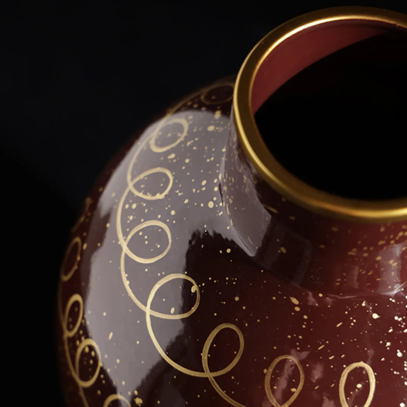 Стильная керамическая настольная ваза с золотой росписью "Антония" Qiekoo от LaLume VZ38154-32 Стильная керамическая настольная ваза с золотой росписью "Антония" Qiekoo от LaLume VZ38154-32