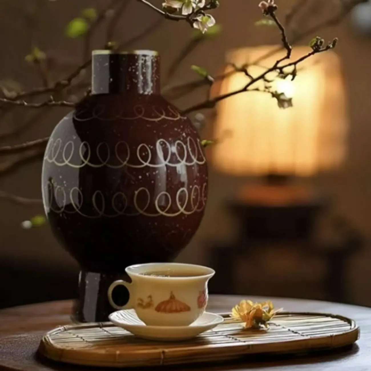 Стильная керамическая настольная ваза с золотой росписью "Антония" Qiekoo от LaLume VZ38154-32 Стильная керамическая настольная ваза с золотой росписью "Антония" Qiekoo от LaLume VZ38154-32