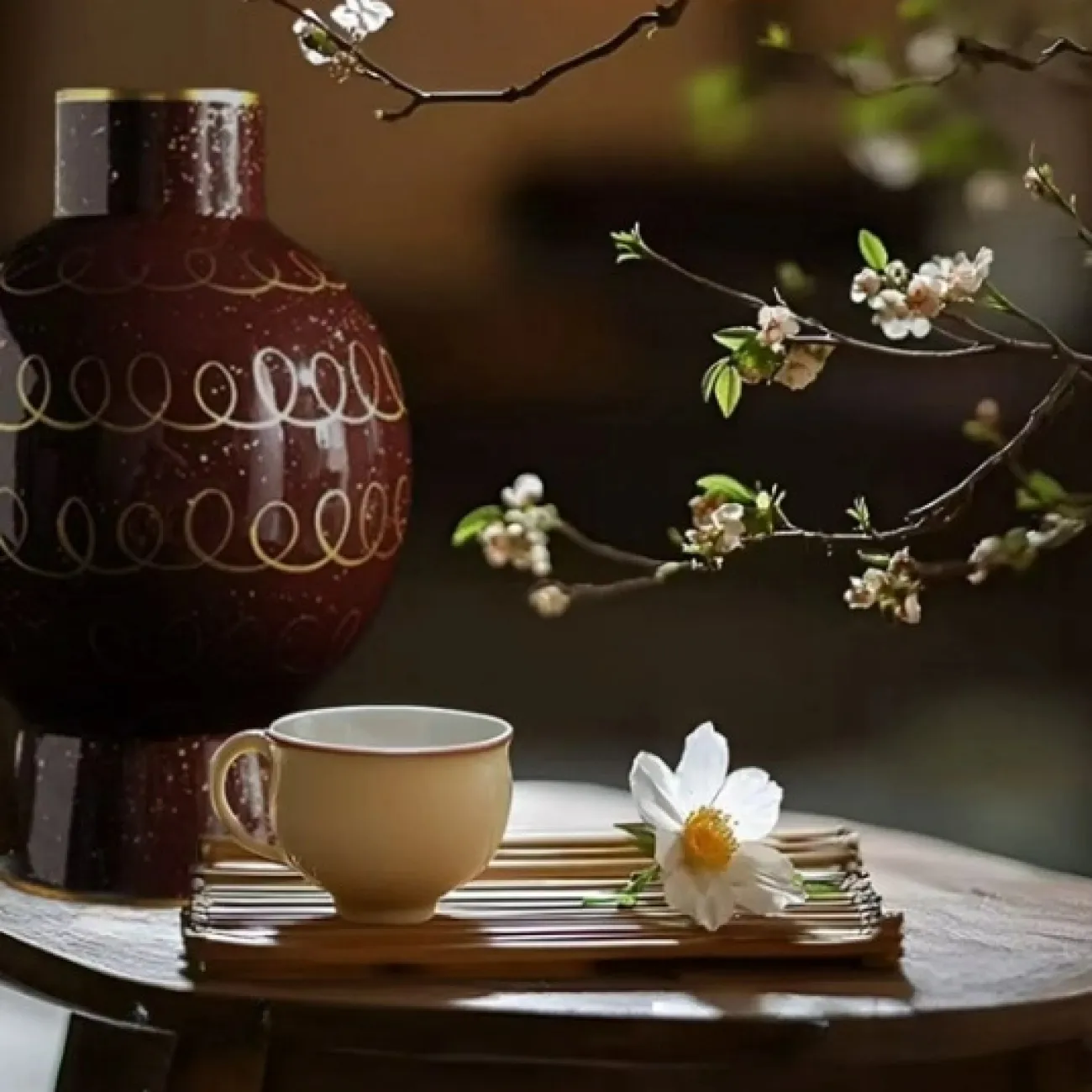 Стильная керамическая настольная ваза с золотой росписью "Антония" Qiekoo от LaLume VZ38154-32 Стильная керамическая настольная ваза с золотой росписью "Антония" Qiekoo от LaLume VZ38154-32