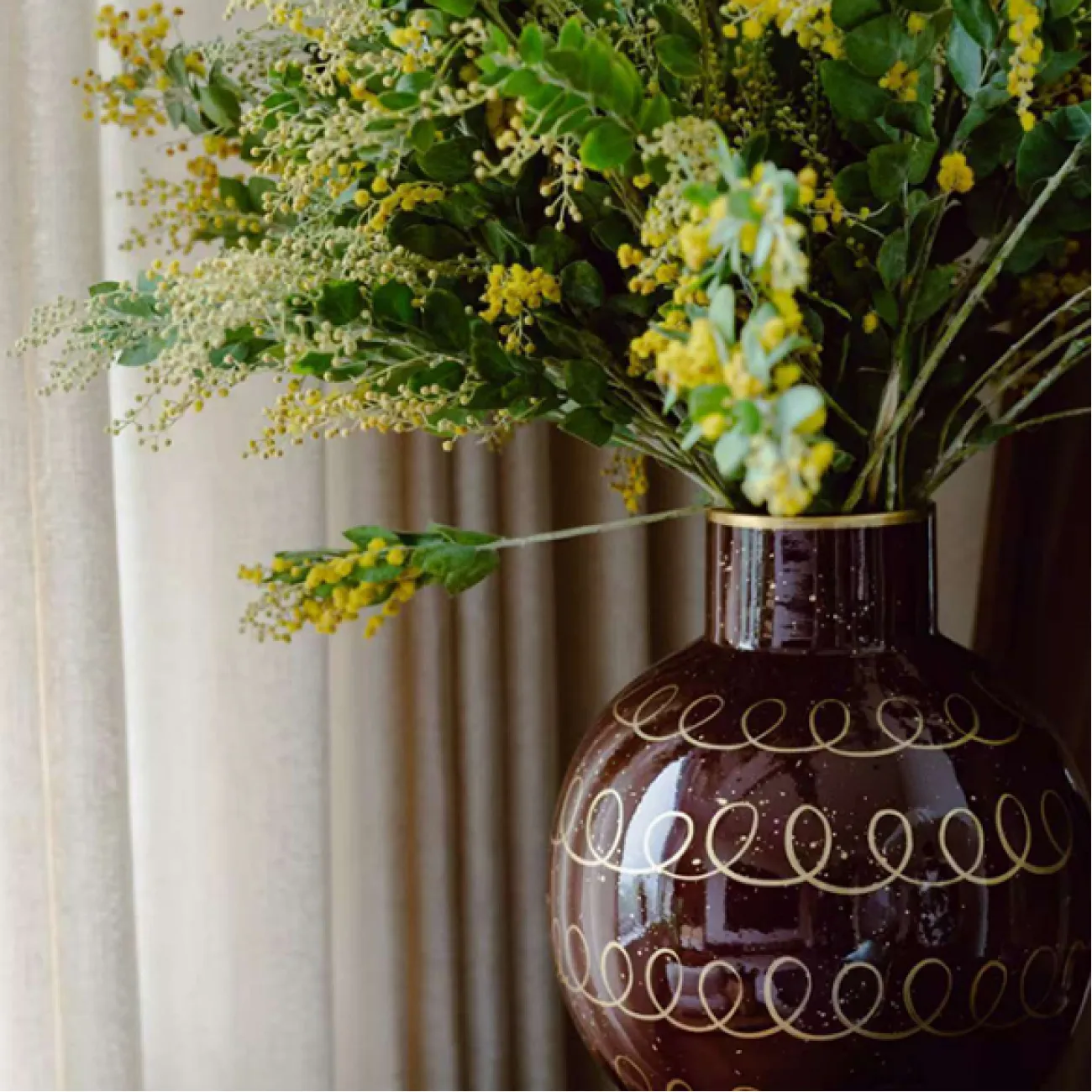 Стильная керамическая настольная ваза с золотой росписью "Антония" Qiekoo от LaLume VZ38154-32 Стильная керамическая настольная ваза с золотой росписью "Антония" Qiekoo от LaLume VZ38154-32