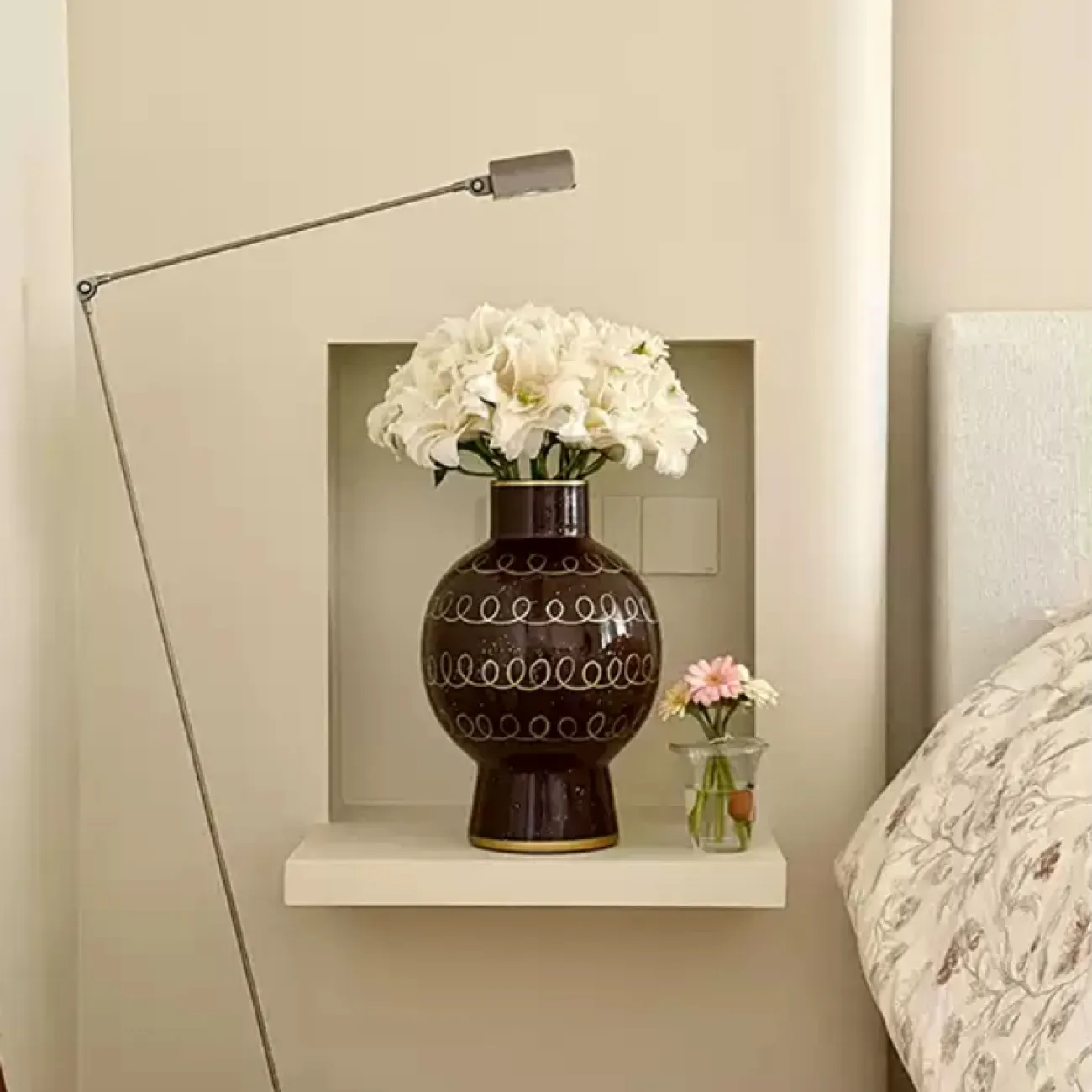 Стильная керамическая настольная ваза с золотой росписью "Антония" Qiekoo от LaLume VZ38154-32 Стильная керамическая настольная ваза с золотой росписью "Антония" Qiekoo от LaLume VZ38154-32