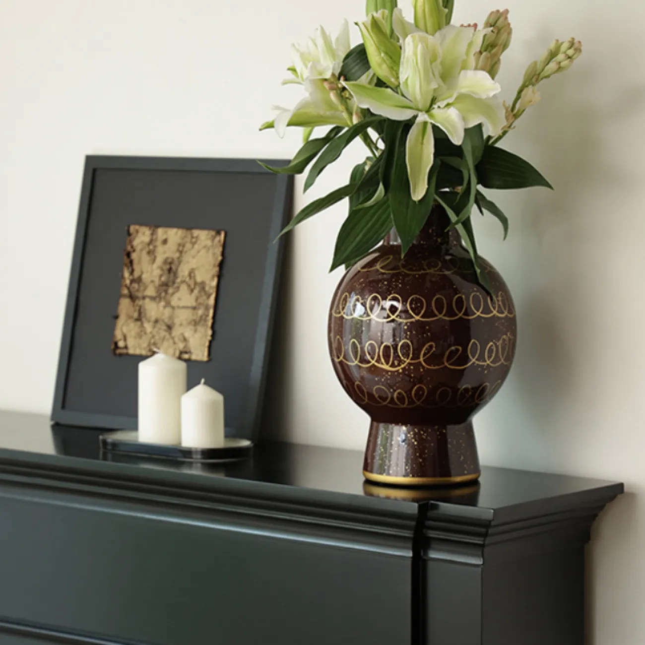 Стильная керамическая настольная ваза с золотой росписью "Антония" Qiekoo от LaLume VZ38154-32 Стильная керамическая настольная ваза с золотой росписью "Антония" Qiekoo от LaLume VZ38154-32