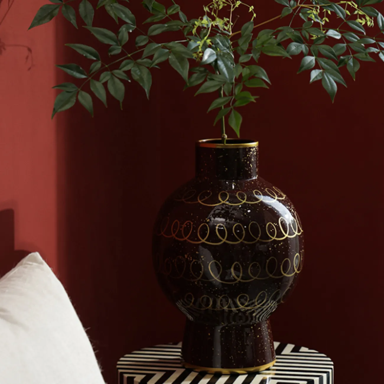 Стильная керамическая настольная ваза с золотой росписью "Антония" Qiekoo от LaLume VZ38154-32 Стильная керамическая настольная ваза с золотой росписью "Антония" Qiekoo от LaLume VZ38154-32