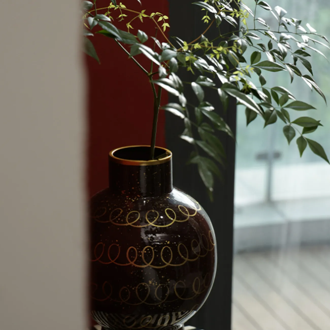 Стильная керамическая настольная ваза с золотой росписью "Антония" Qiekoo от LaLume VZ38154-32 Стильная керамическая настольная ваза с золотой росписью "Антония" Qiekoo от LaLume VZ38154-32