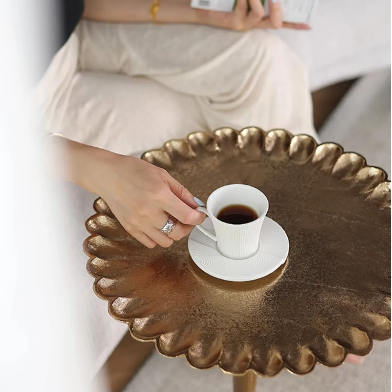 Индийский дизайнерский столик из алюминия в виде подсолнечника Qikuo от LaLume