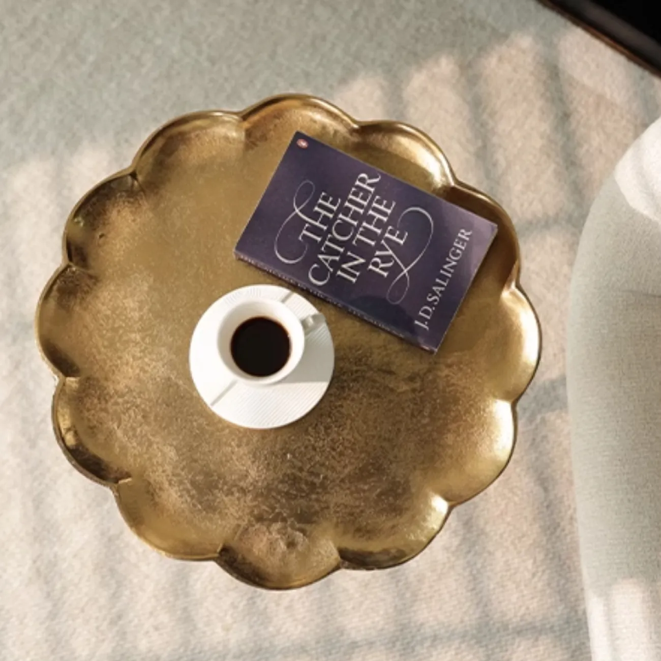 Индийский дизайнерский столик из алюминия в виде подсолнечника Qikuo от LaLume