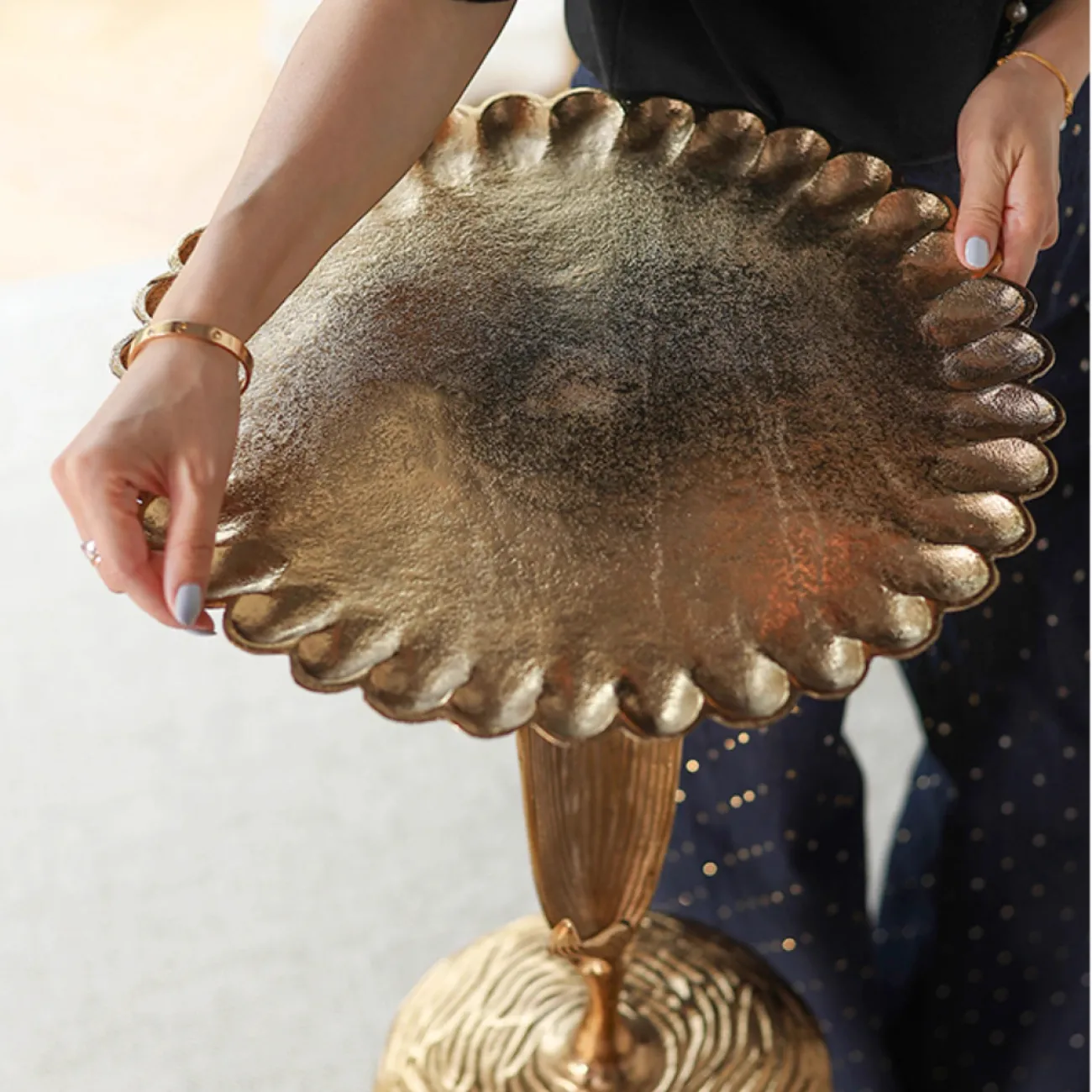 Индийский дизайнерский столик из алюминия в виде подсолнечника Qikuo от LaLume