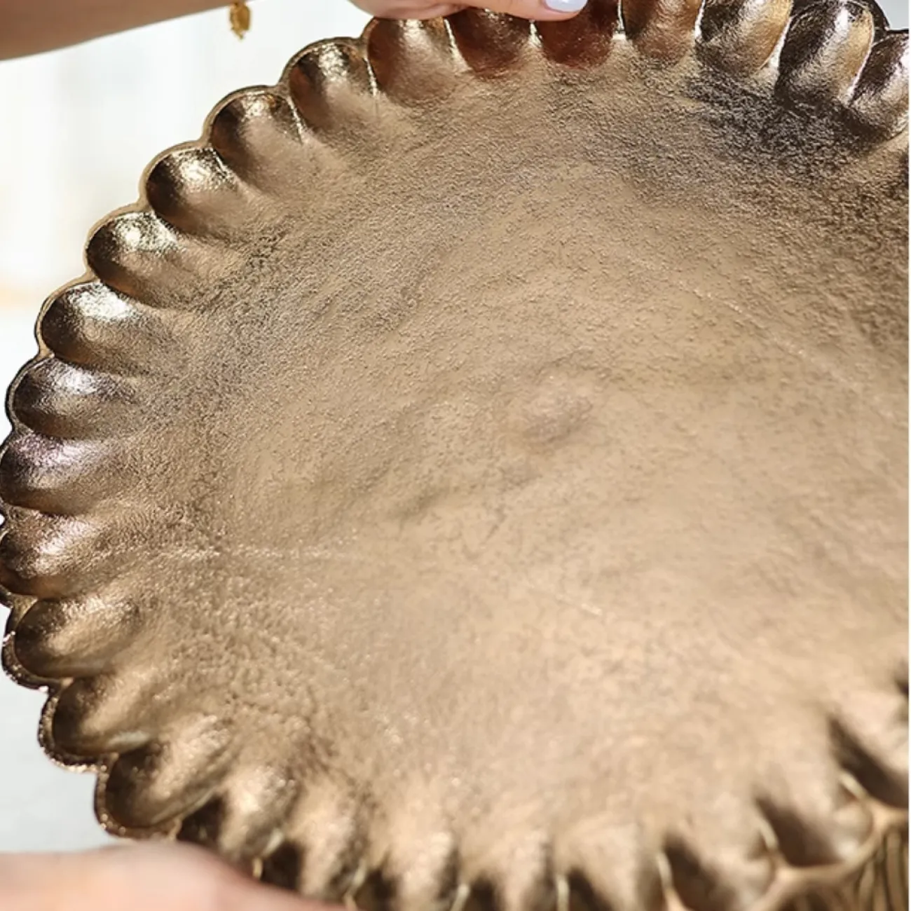 Индийский дизайнерский столик из алюминия в виде подсолнечника Qikuo от LaLume