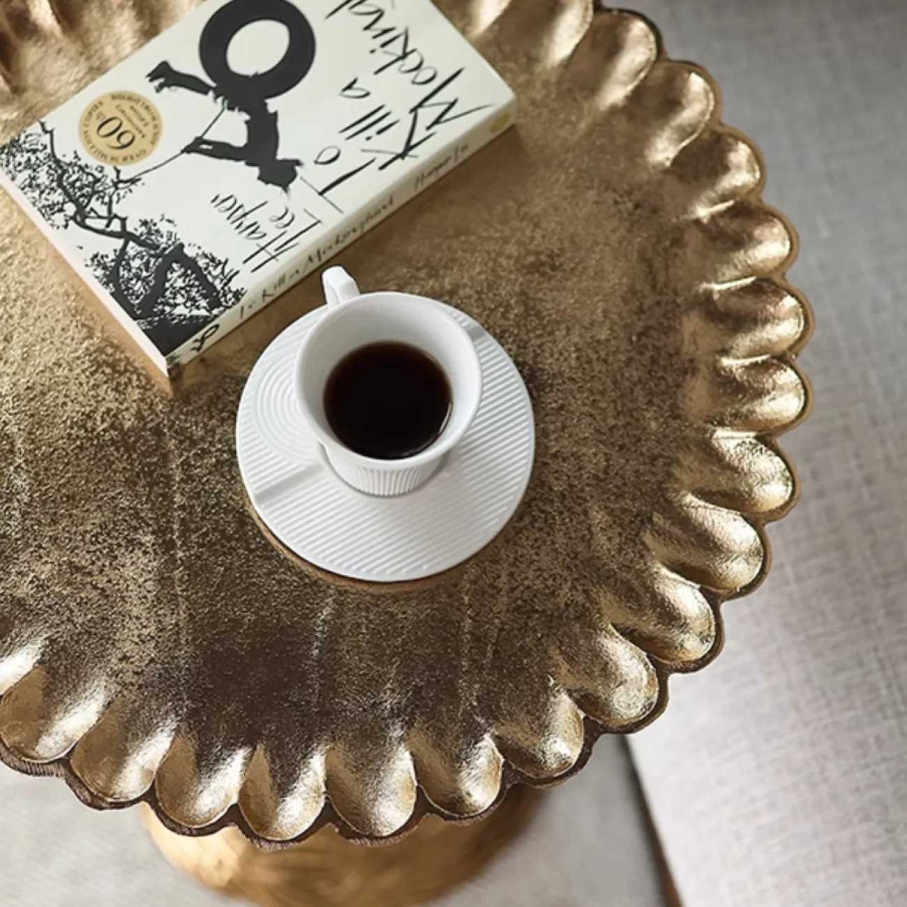 Индийский дизайнерский столик из алюминия в виде подсолнечника Qikuo от LaLume