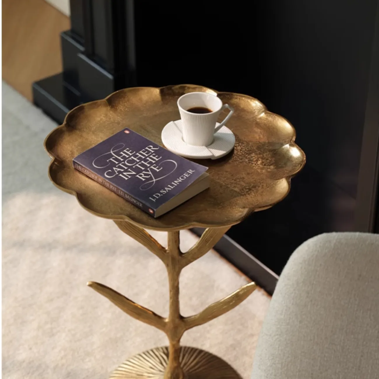 Индийский дизайнерский столик из алюминия в виде подсолнечника Qikuo от LaLume