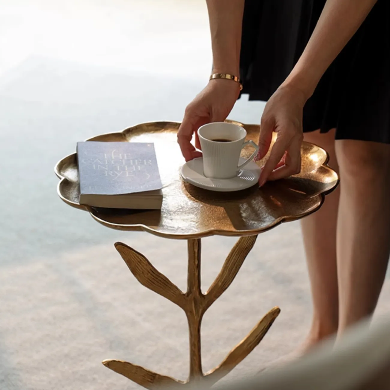 Индийский дизайнерский столик из алюминия в виде подсолнечника Qikuo от LaLume