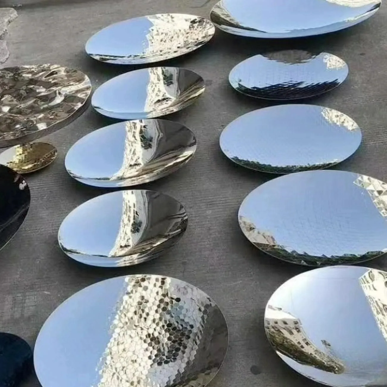 Круглое блестящее панно от LaLume из стали с гальваническим эффектом разных фактур KR38169-32