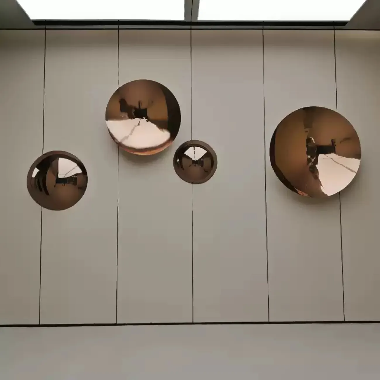 Круглое блестящее панно от LaLume из стали с гальваническим эффектом разных фактур KR38169-32