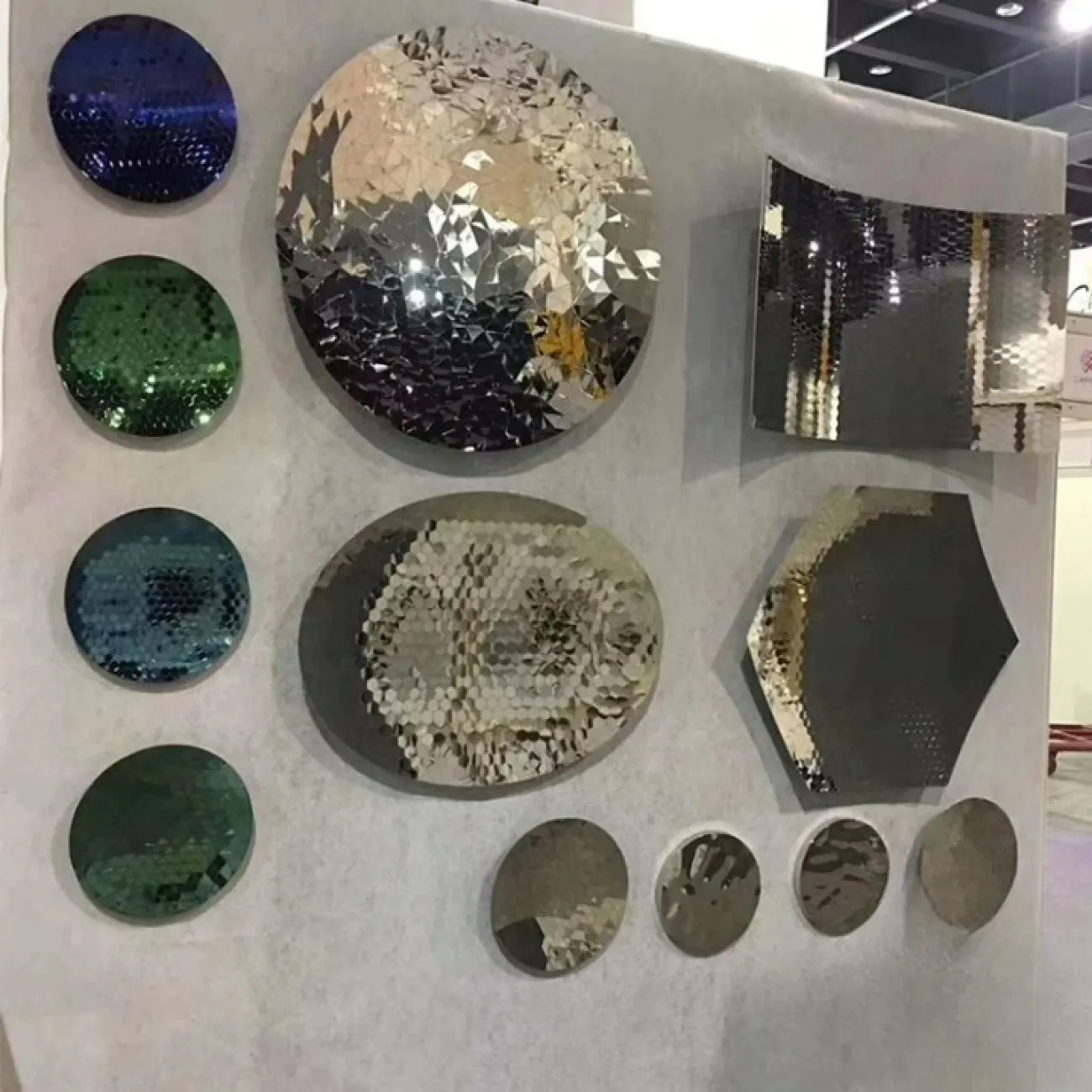 Круглое блестящее панно от LaLume из стали с гальваническим эффектом разных фактур KR38169-32