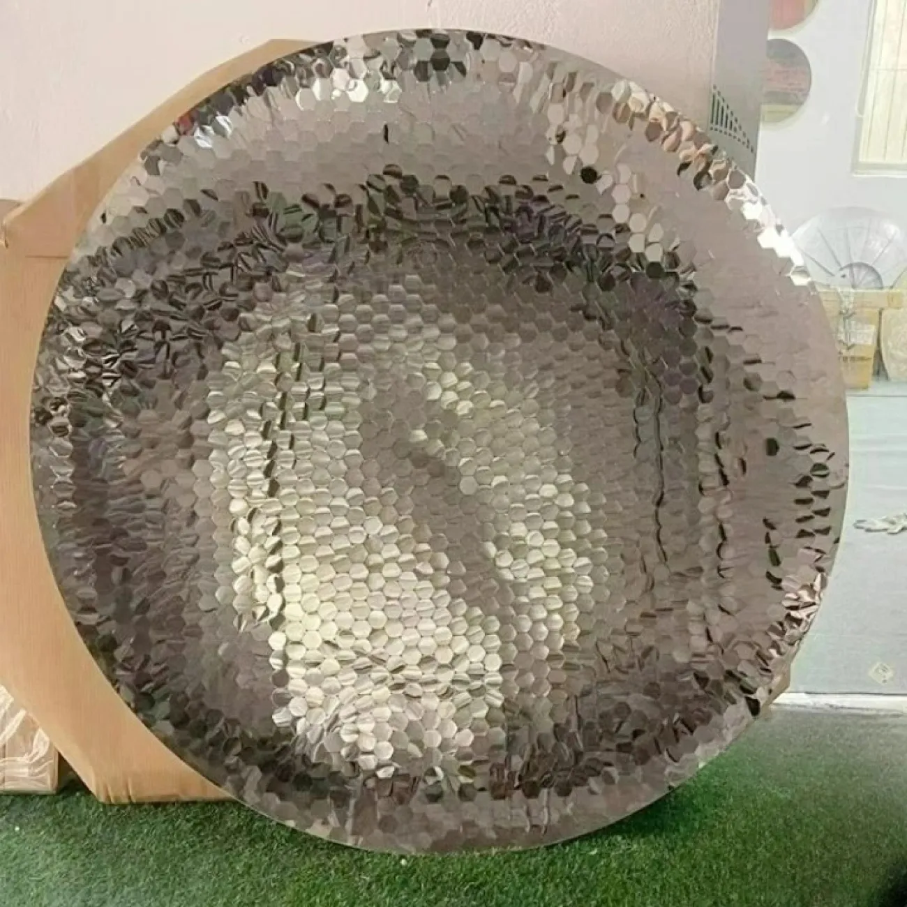 Круглое блестящее панно от LaLume из стали с гальваническим эффектом разных фактур KR38169-32