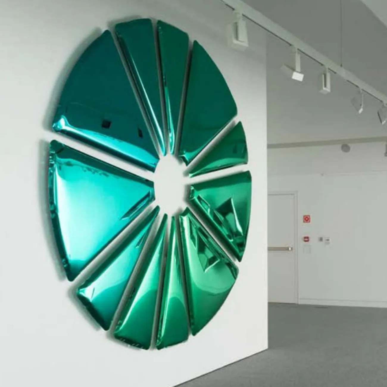 Интерьерное круглое панно "Цветок из металла" от LaLume из нержавеющей стали PN38173-32 Интерьерное круглое панно "Цветок из металла" от LaLume из нержавеющей стали PN38173-32