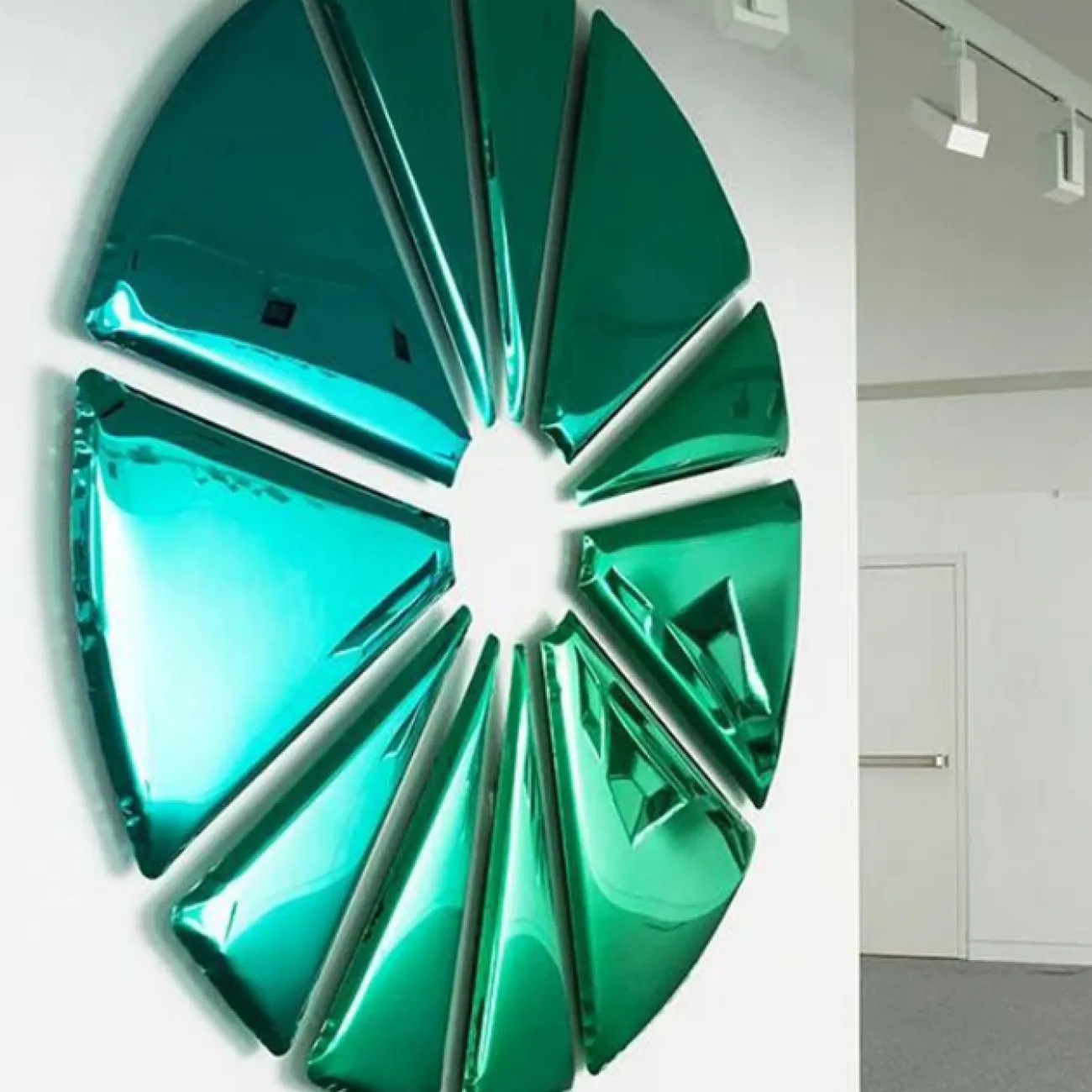 Интерьерное круглое панно "Цветок из металла" от LaLume из нержавеющей стали PN38173-32 Интерьерное круглое панно "Цветок из металла" от LaLume из нержавеющей стали PN38173-32