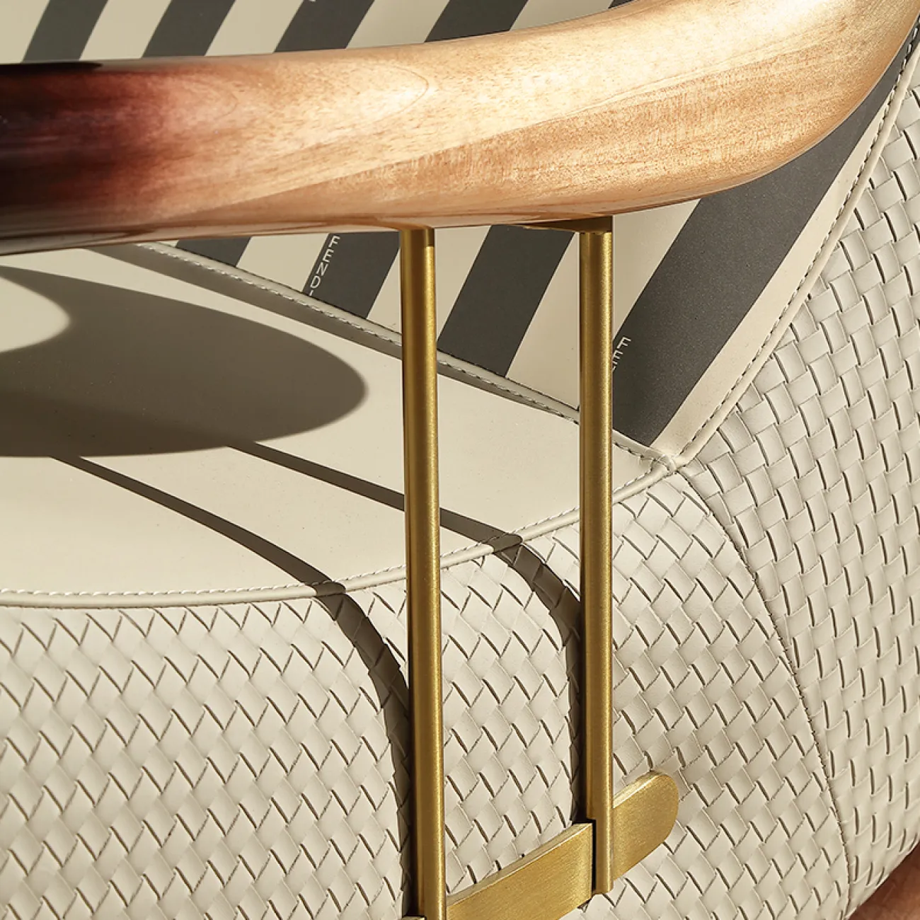 Современное кресло-качалка "Bedoya" от MIVICA из дерева и кожи KR38178-32