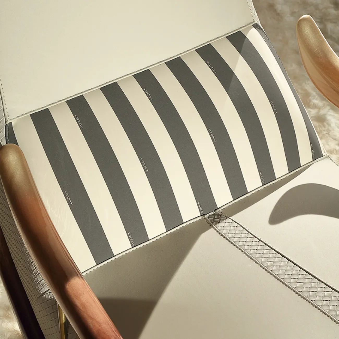 Современное кресло-качалка "Bedoya" от MIVICA из дерева и кожи KR38178-32