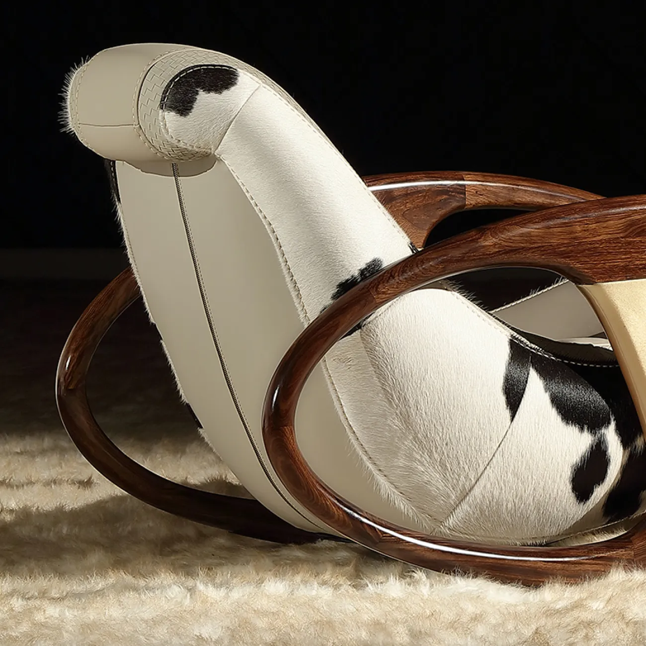 Современное кресло-качалка от MIVICA из дерева и кожи KR38187-32