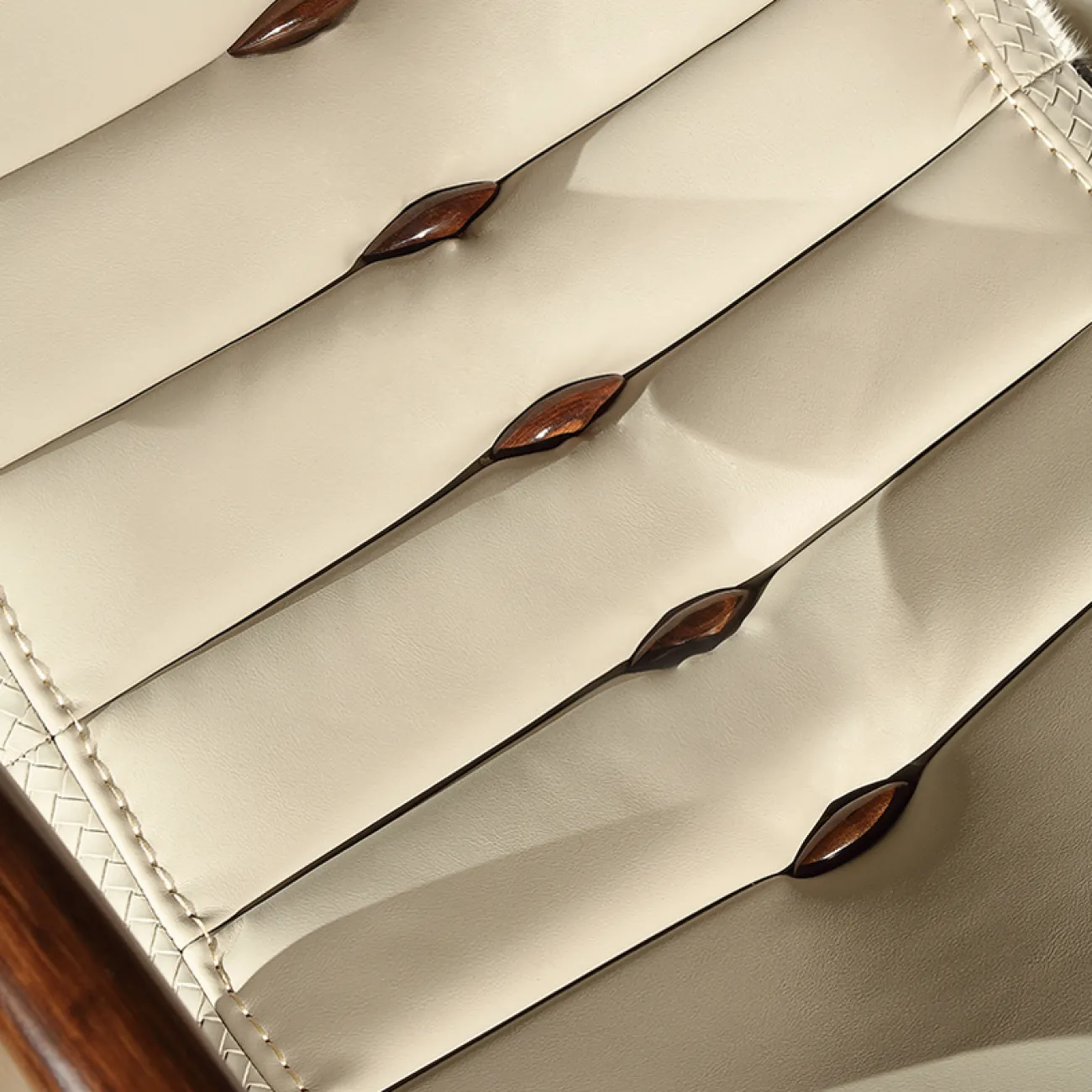 Современное кресло-качалка от MIVICA из дерева и кожи KR38187-32