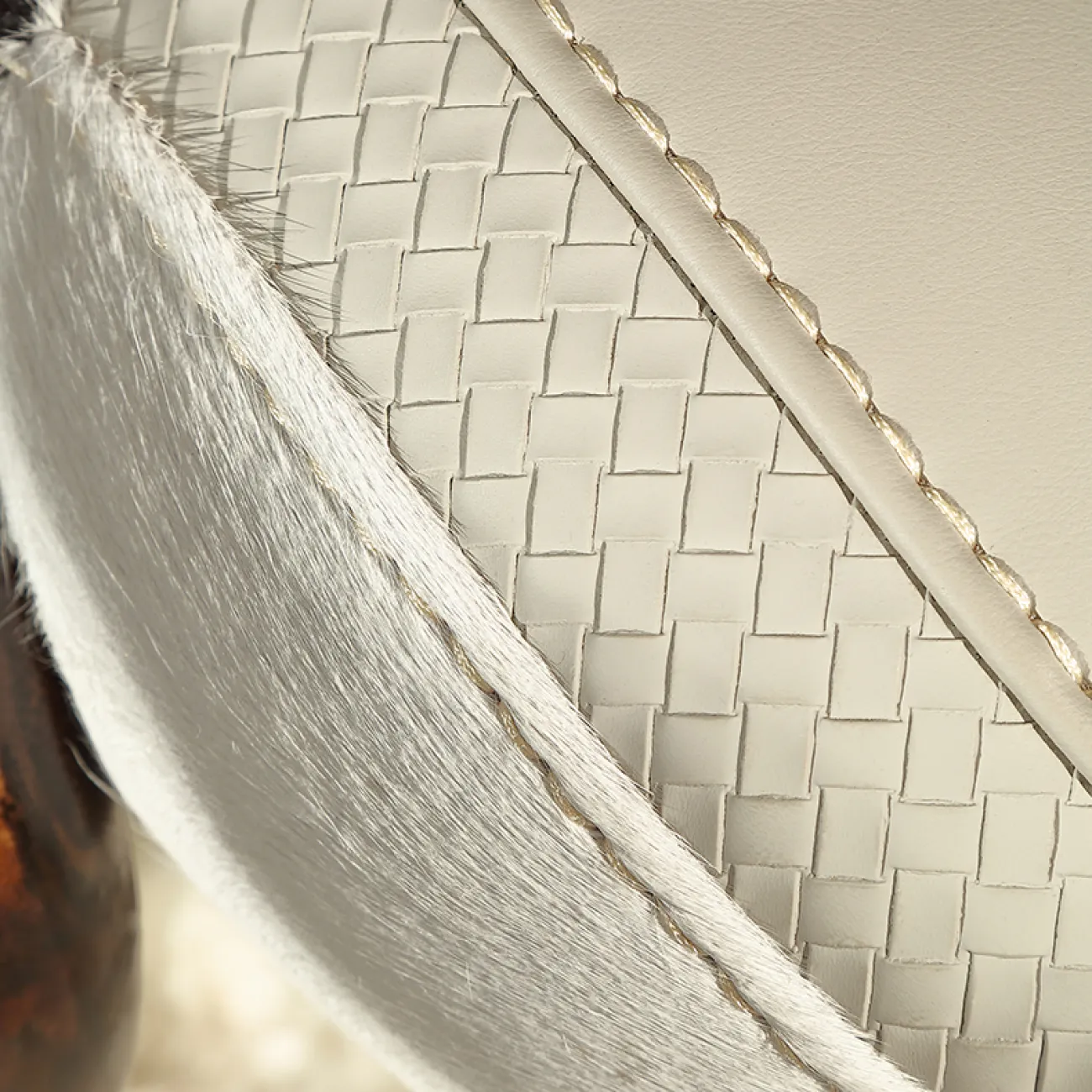 Современное кресло-качалка от MIVICA из дерева и кожи KR38187-32