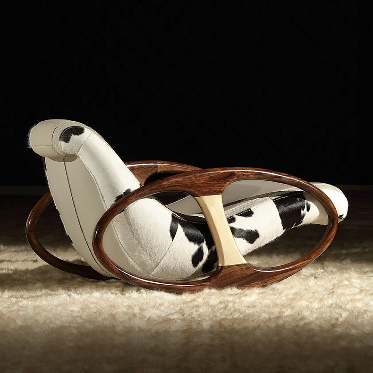 Современное кресло-качалка от MIVICA из дерева и кожи KR38187-32