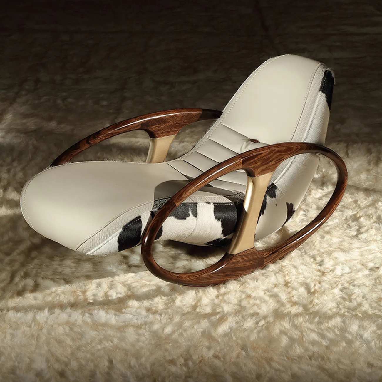 Современное кресло-качалка от MIVICA из дерева и кожи KR38187-32