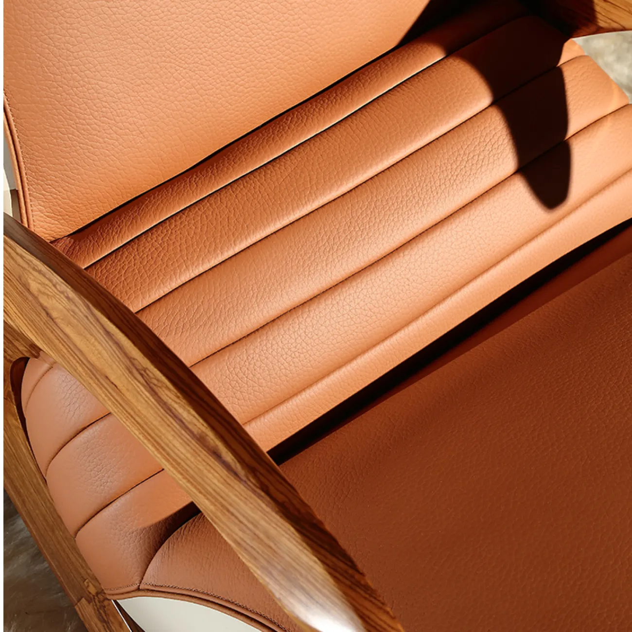 Дизайнерское кресло-качалка Mivica из дерева, натуральной кожи, меха коровы KR38189-32 Дизайнерское кресло-качалка Mivica из дерева, натуральной кожи, меха коровы KR38189-32