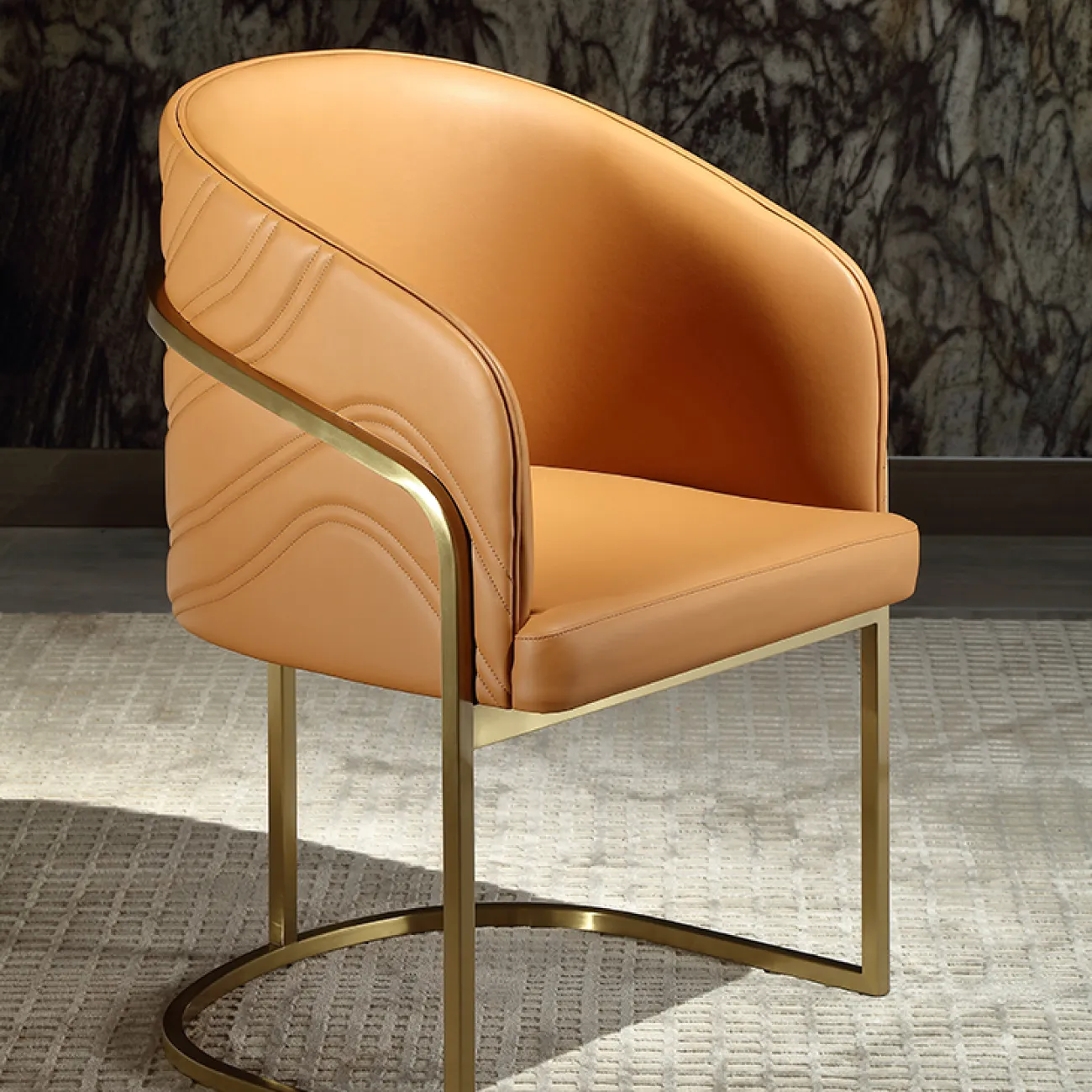 Комфортабельный обеденный стул MIVICA из кожи и латуни ST38211-32