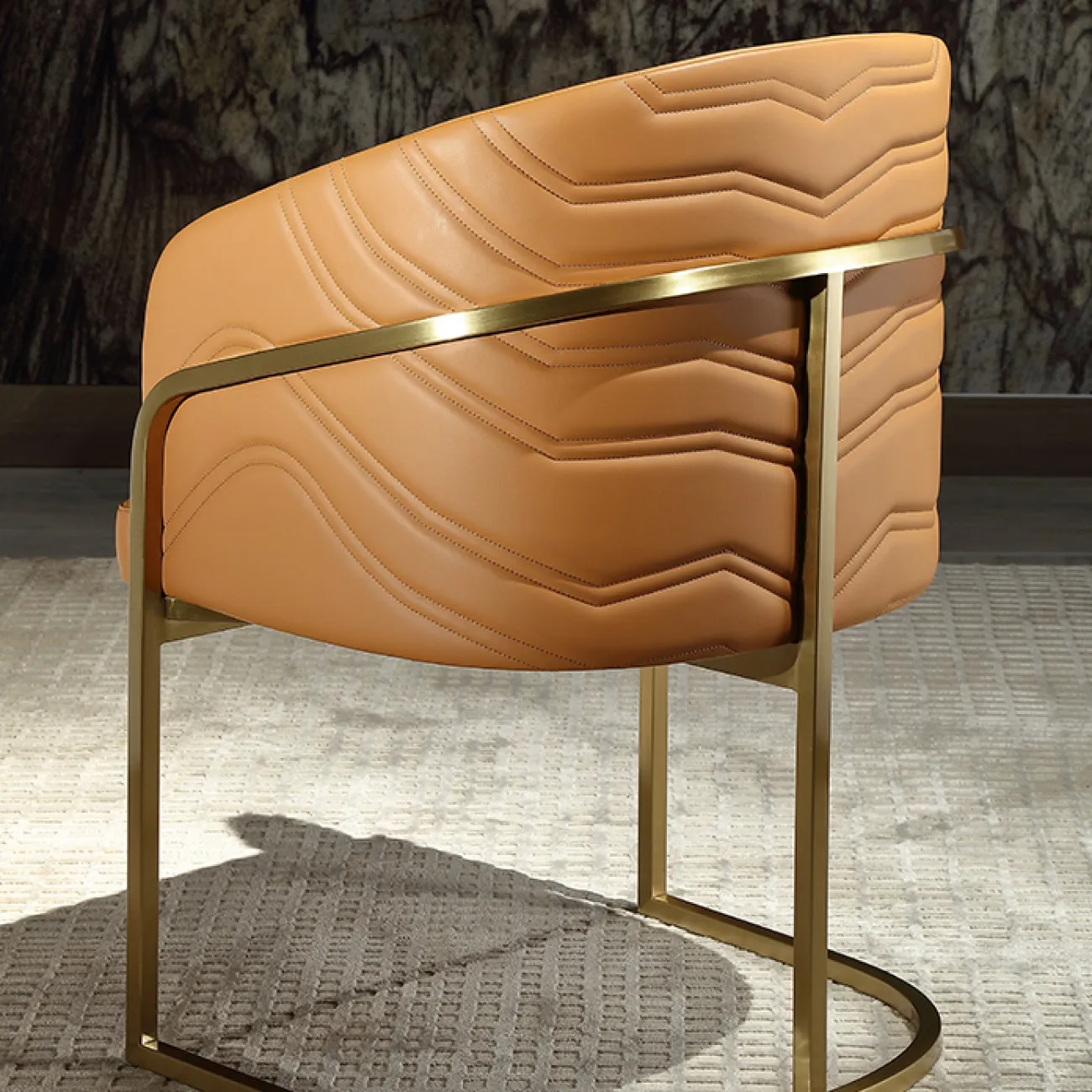 Комфортабельный обеденный стул MIVICA из кожи и латуни ST38211-32