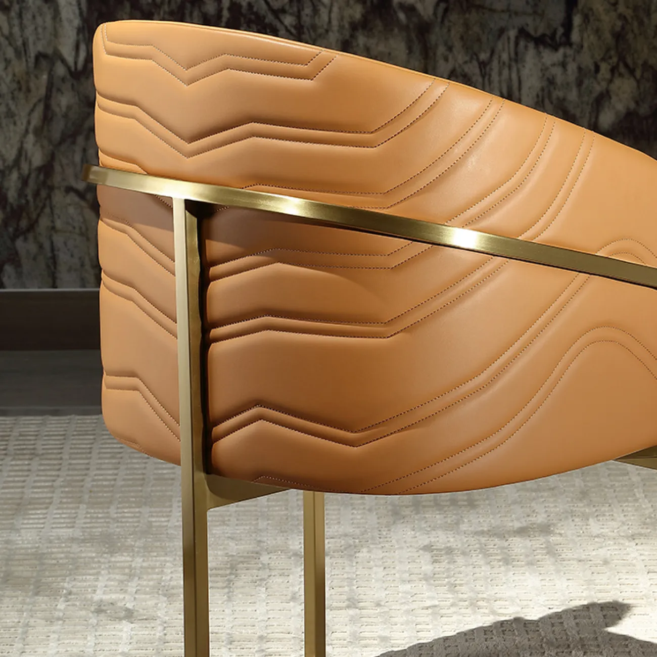 Комфортабельный обеденный стул MIVICA из кожи и латуни ST38211-32