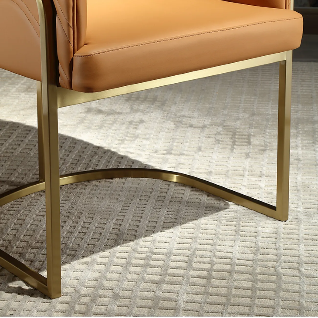 Комфортабельный обеденный стул MIVICA из кожи и латуни ST38211-32