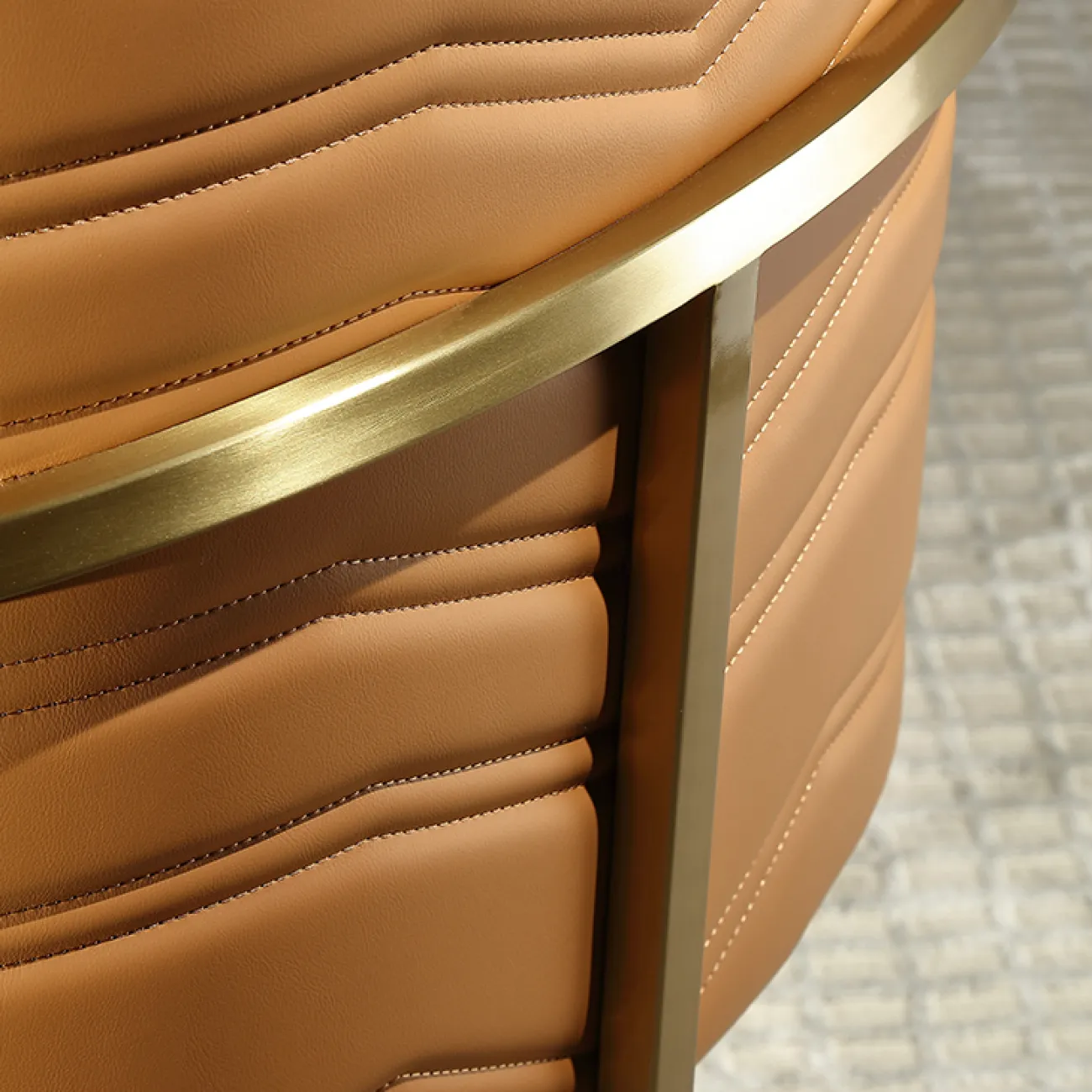 Комфортабельный обеденный стул MIVICA из кожи и латуни ST38211-32