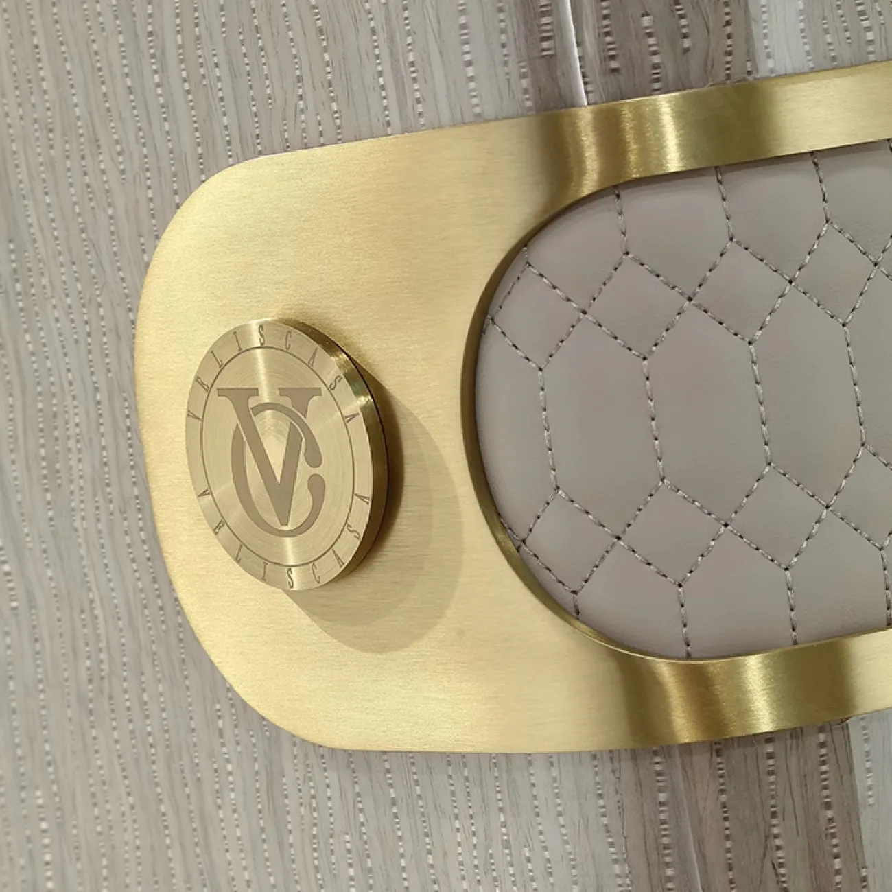 Престижное кресло MIVICA из кожи и красного дерева KR38212-32