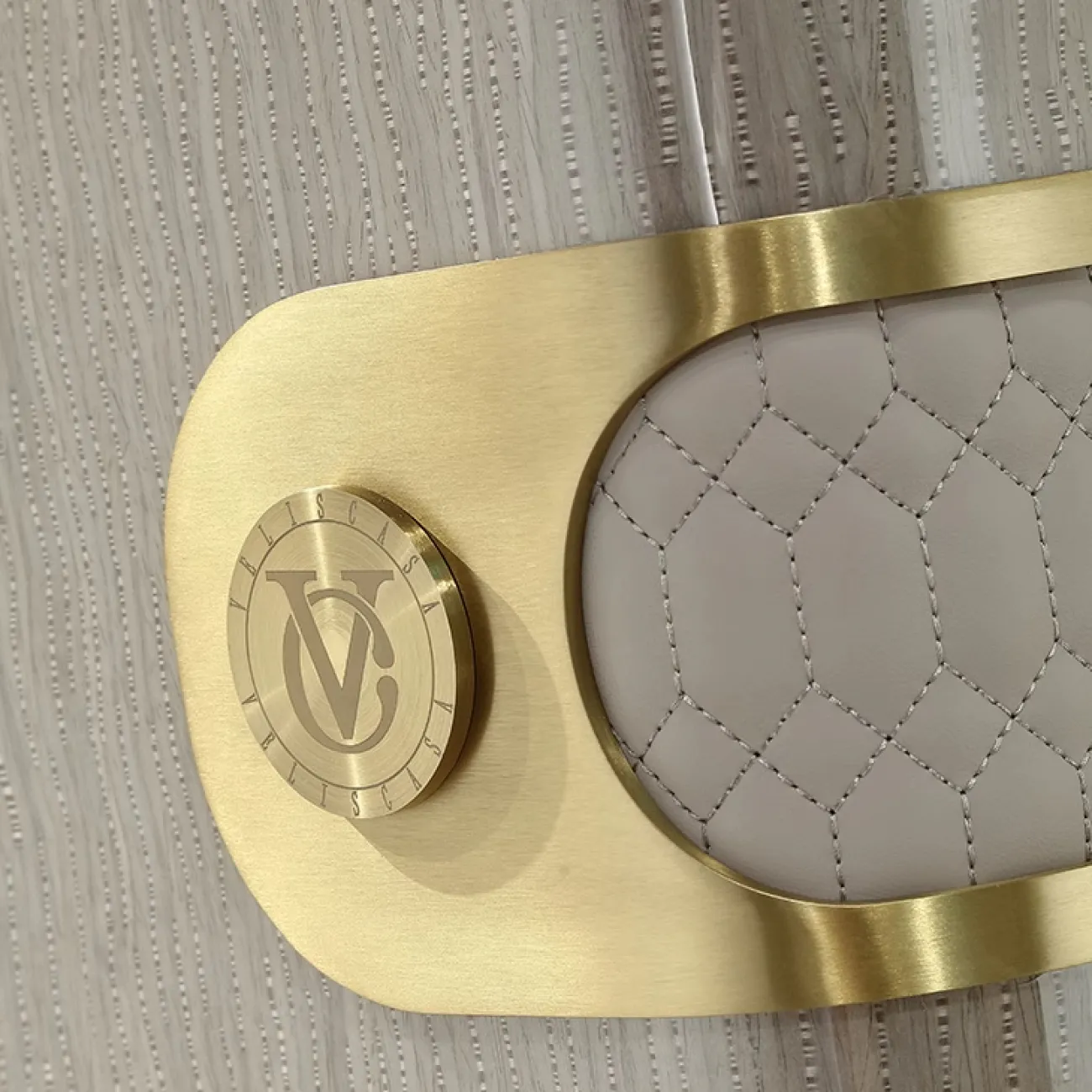 Роскошный диван MIVICA из кожи и красного дерева DV38213-32
