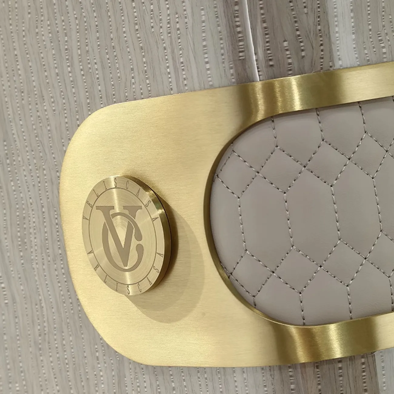 Роскошный диван MIVICA из кожи и красного дерева DV38213-32