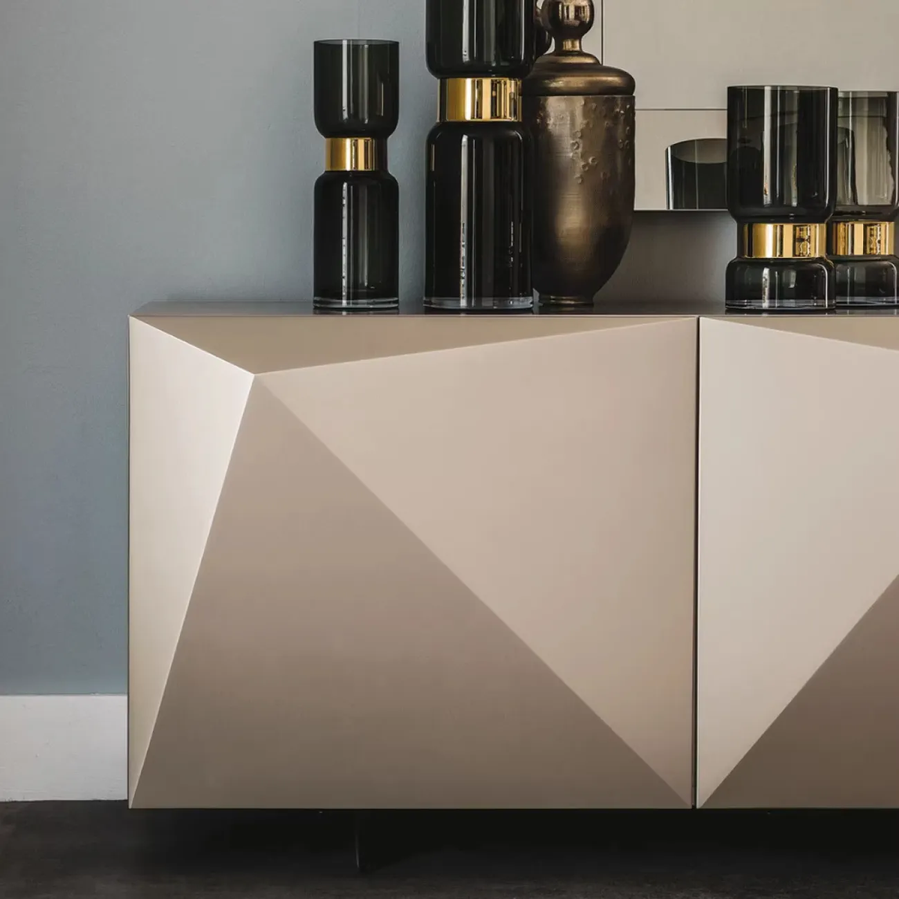 Креативный Обеденный сервант в виде Пирамиды Yanshe от LaLume