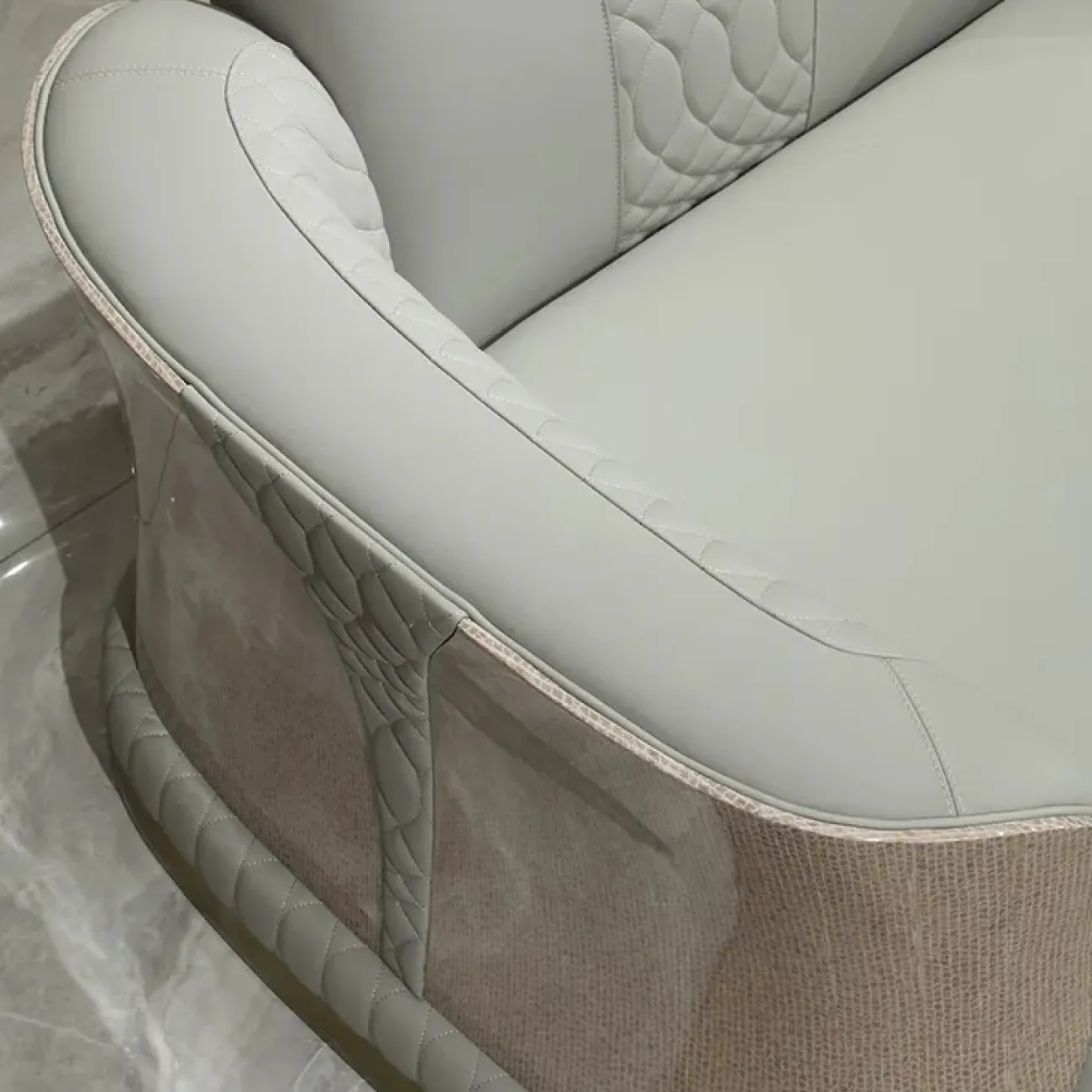 Элегантное кресло MIVICA из натуральной кожи и красного дерева KR38231-32