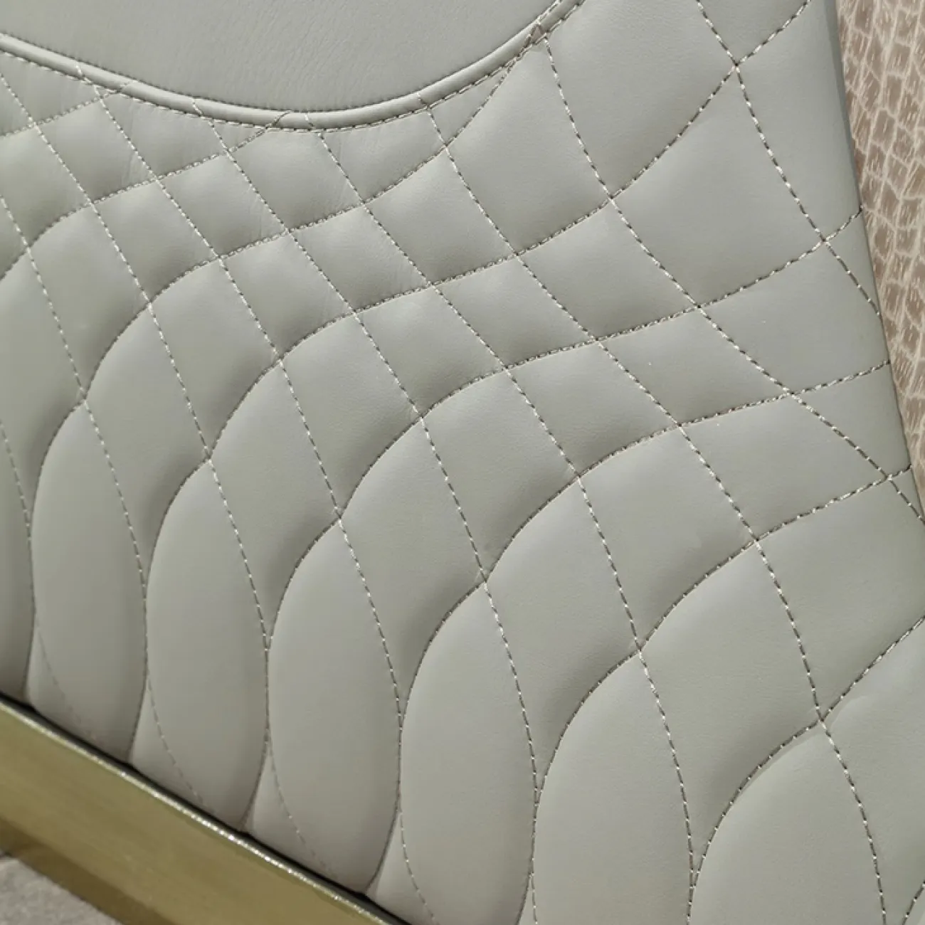 Элегантное кресло MIVICA из натуральной кожи и красного дерева KR38231-32