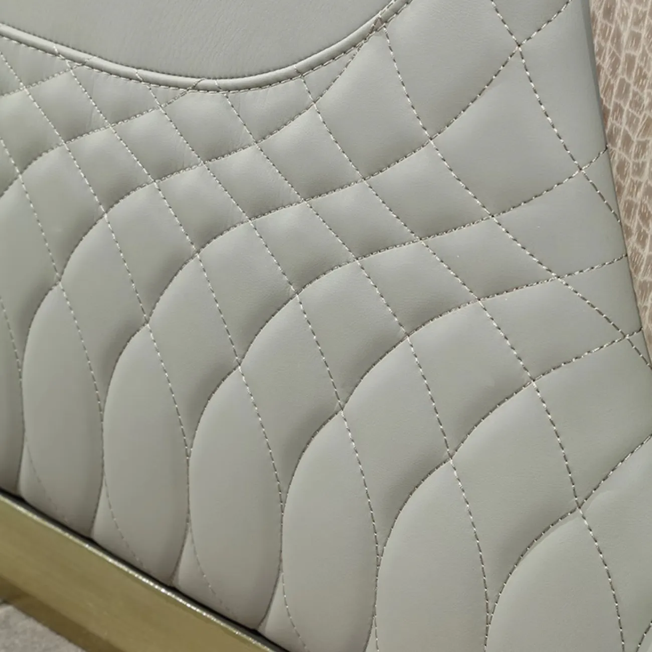 Элегантное кресло MIVICA из натуральной кожи и красного дерева KR38231-32