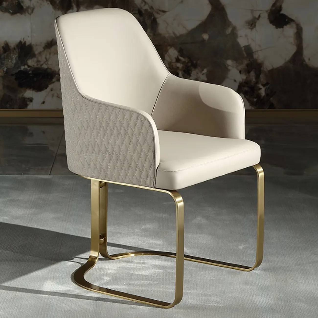 Комфортабельный обеденный стул MIVICA из кожи и латуни ST38249-32