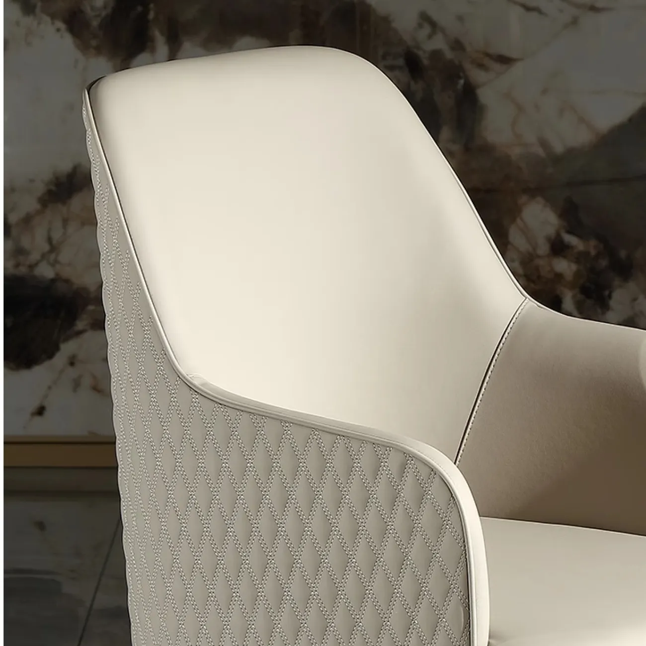 Комфортабельный обеденный стул MIVICA из кожи и латуни ST38249-32