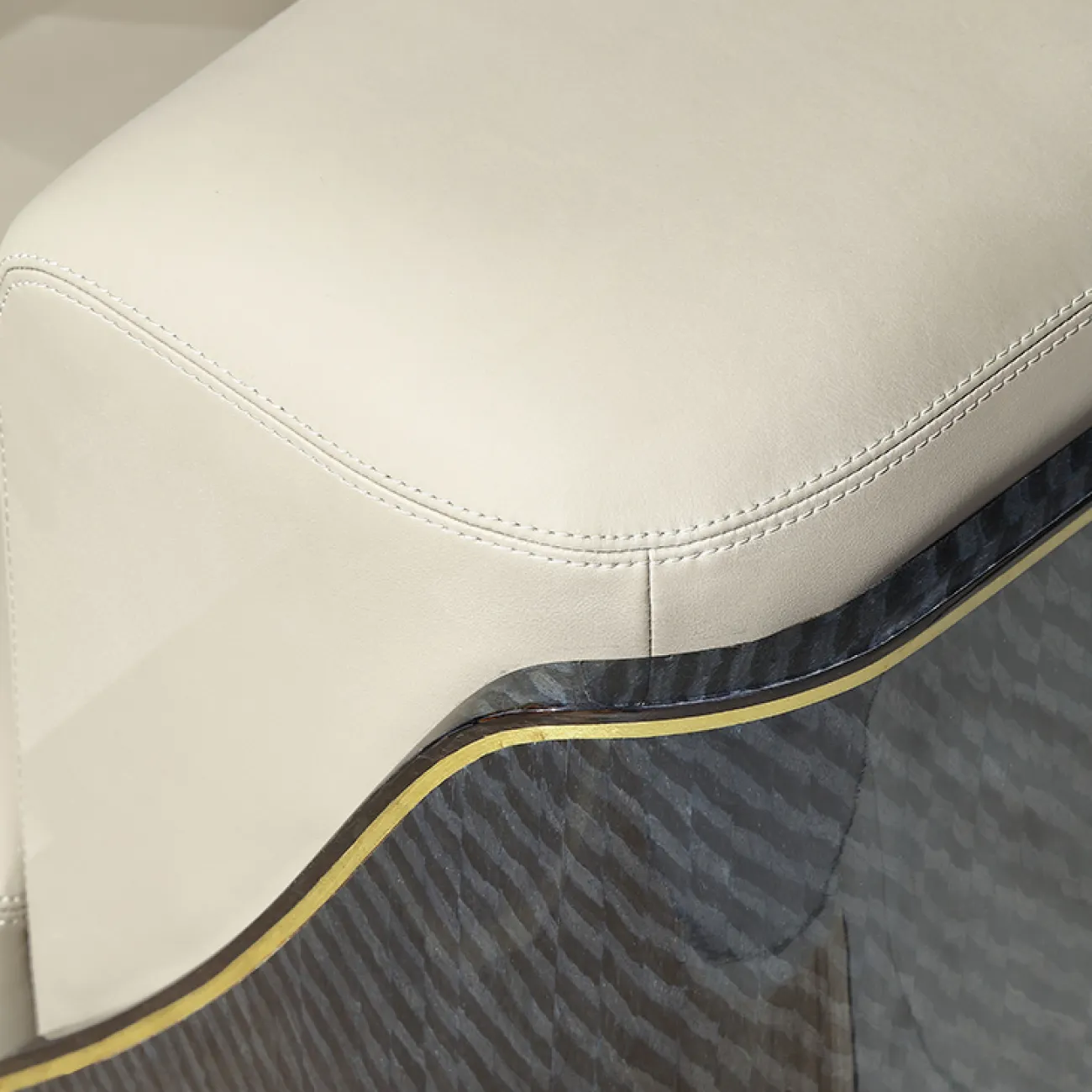 Комфортабельный диван MIVICA из натуральной кожи и красного дерева DV38264-32