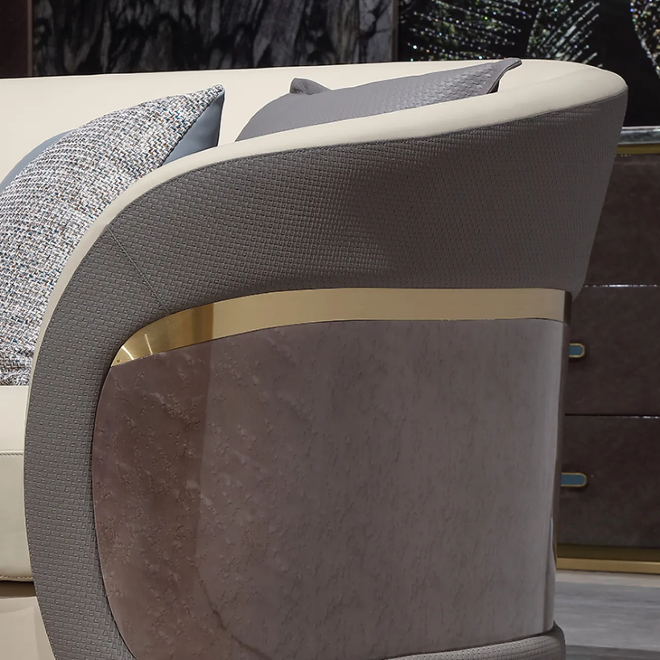 Комфортабельный диван MIVICA из натуральной кожи и красного дерева DV38270-32